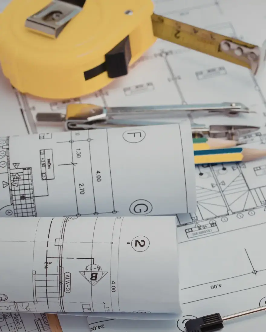 Documents techniques et instruments de dessin sur un plan de travail