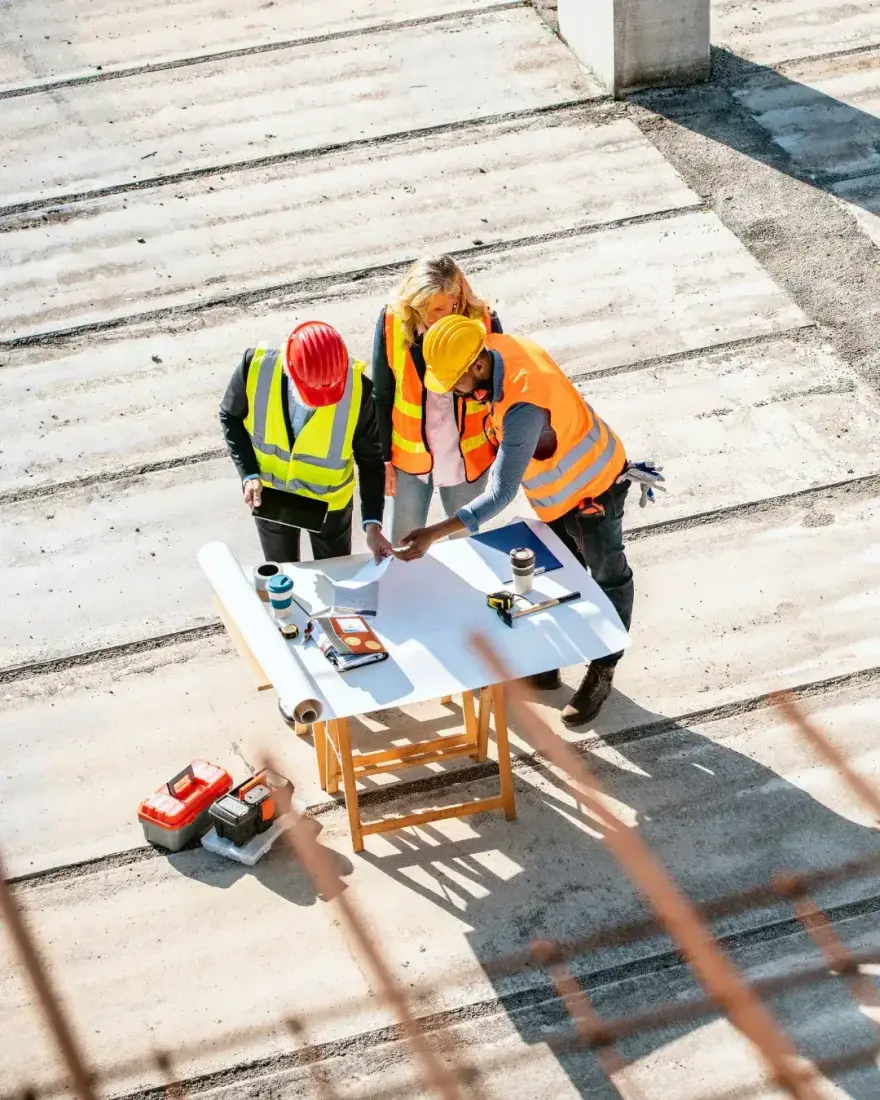 Chantier de bâtiment en cours avec contrôle topographique