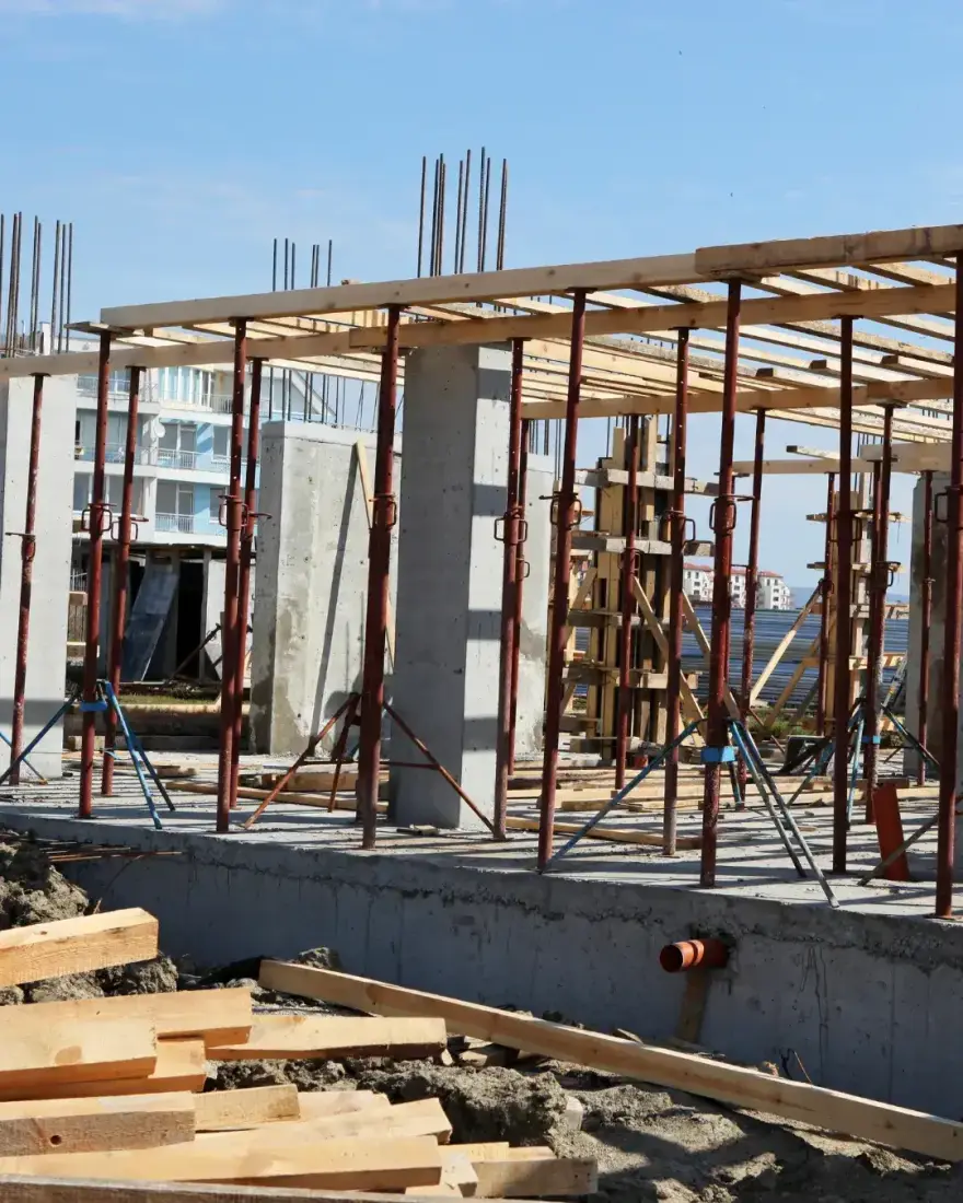 Ouvrage en béton en cours d’exécution sur un chantier