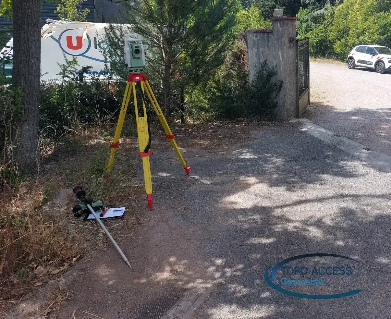 Station totale sur trépied lors d’une intervention en bord de route