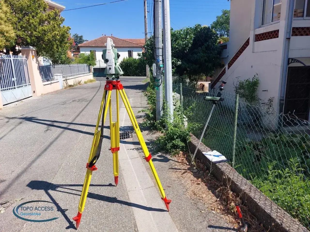 Station totale installée en bord de voirie devant une villa pour un levé de l’existant