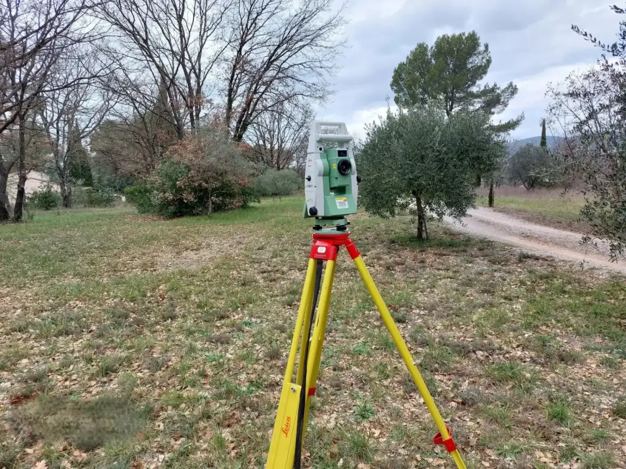 Station totale installée pour un levé sur un terrain planté du Var
