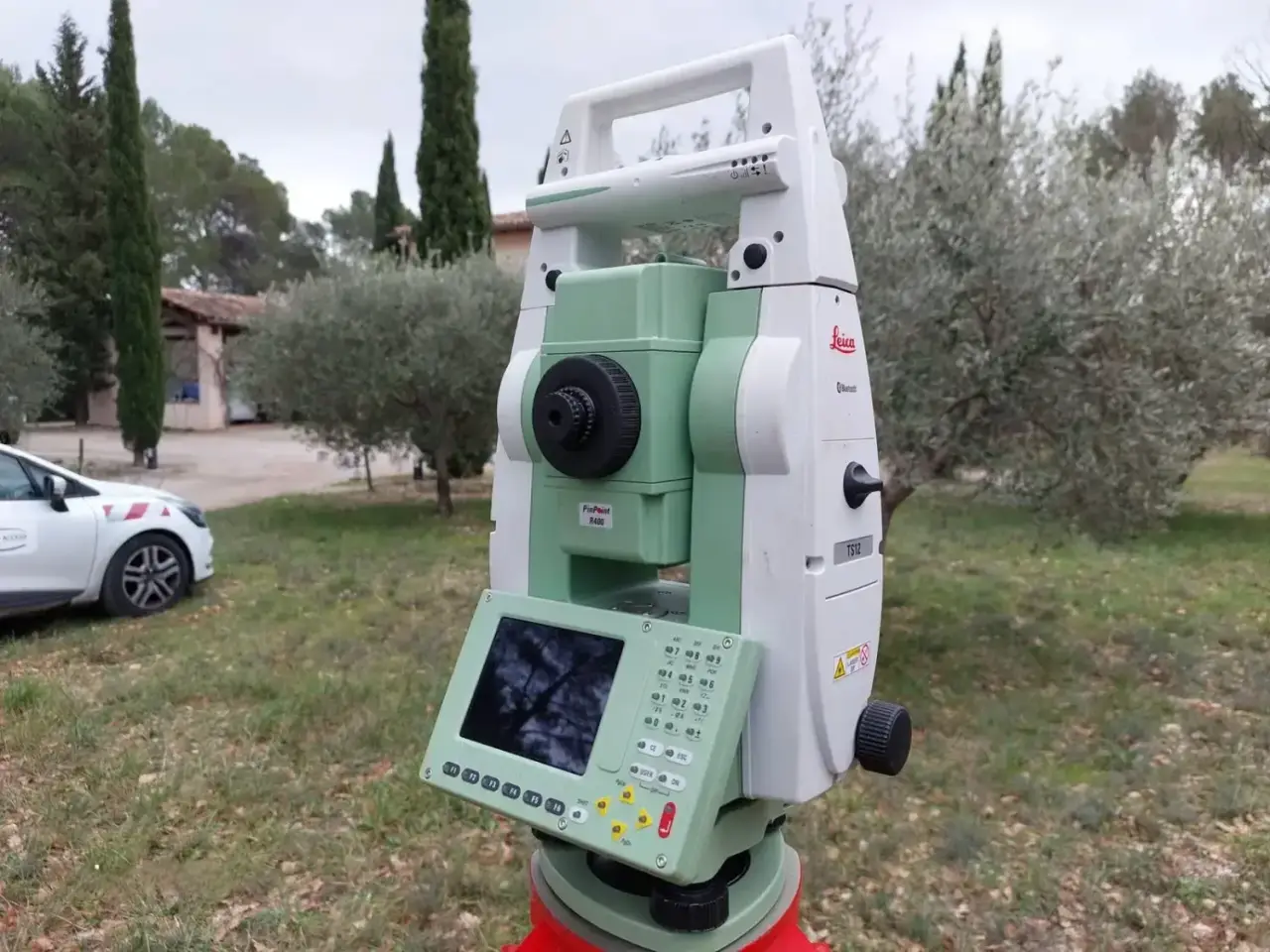Instrument topographique installé pour un rattachement sur le terrain