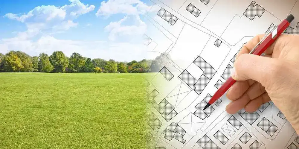Plan posé devant un terrain avant constitution d’un dossier d’urbanisme