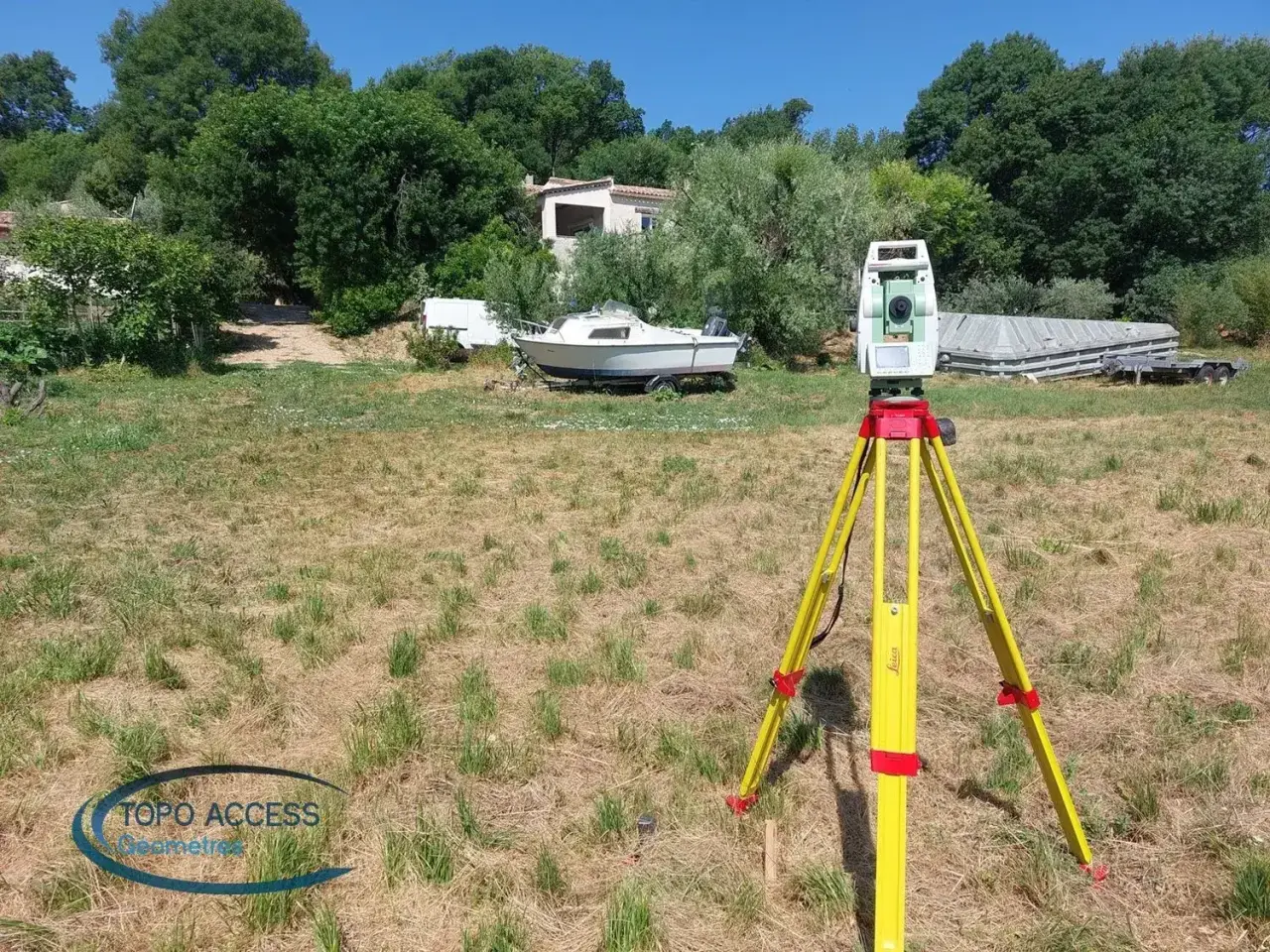 Levé topographique sur une parcelle boisée en pente dans le Var