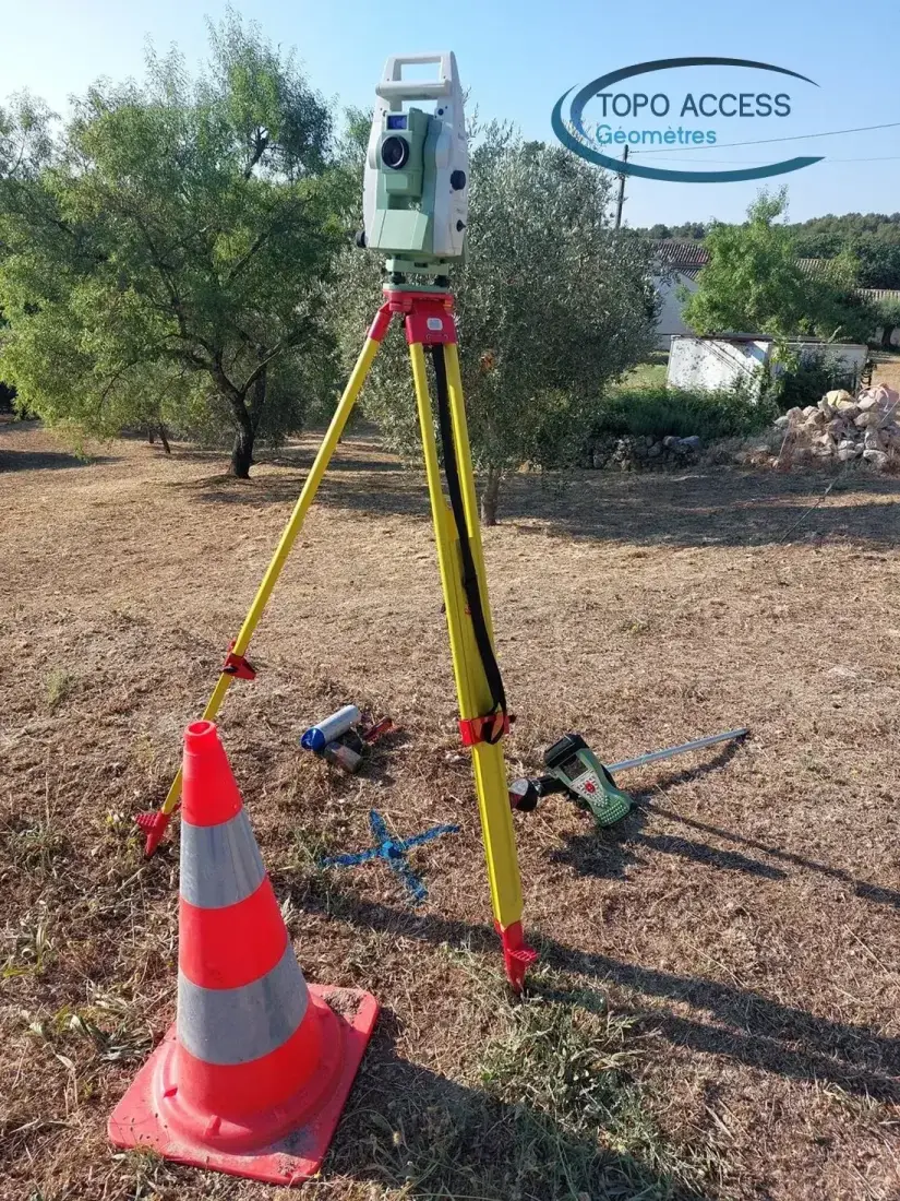 Station totale installée pour un levé en bord de voirie