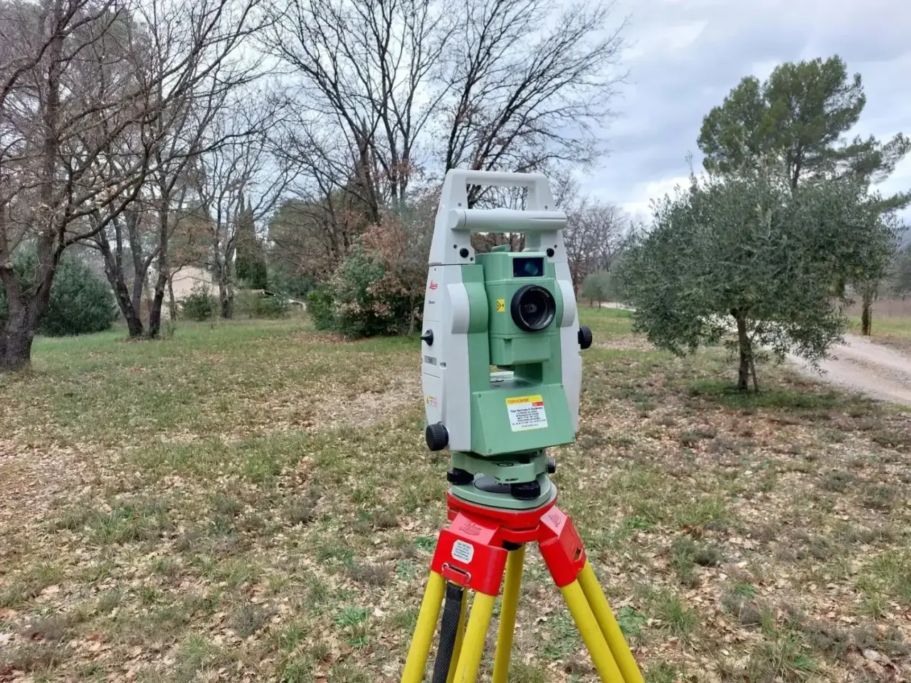 Levé topographique sur un terrain en pente couvert de végétation